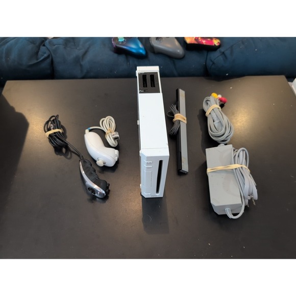 Nintendo RVL-101 Wii Console White, Controllers, Wires Lot. - Picture 1 of 8